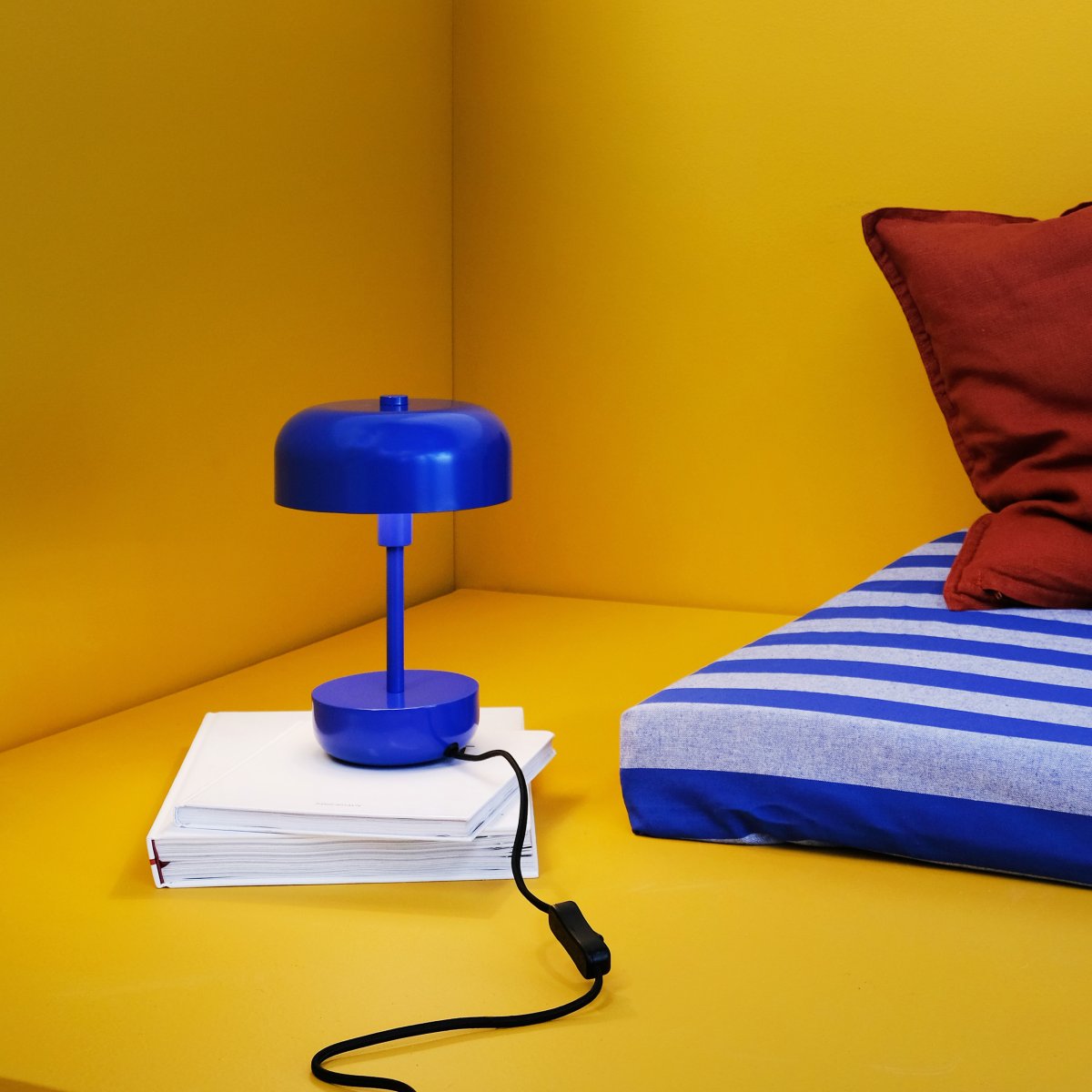 Haipot 25cm Blå bordlampe Fra Dyberg Larsen - Haipot-serien er tilgjengelig i både stilige og livlige nyanser, og gir en iøynefallende opplevelse og et moderne romtema.