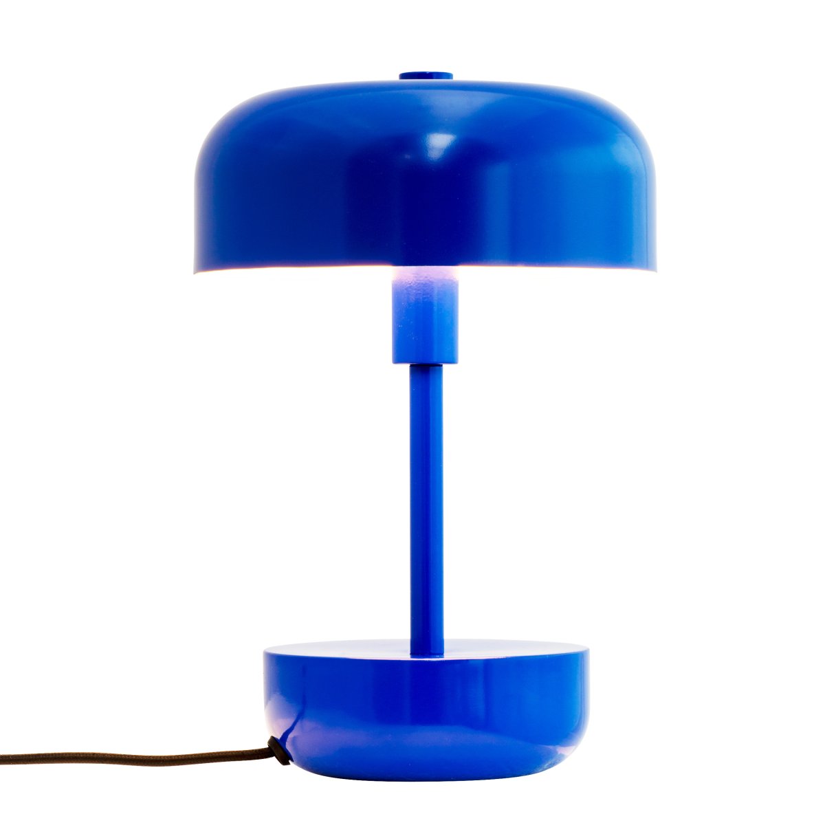 Haipot 25cm Blå bordlampe Fra Dyberg Larsen - Haipot-serien er tilgjengelig i både stilige og livlige nyanser, og gir en iøynefallende opplevelse og et moderne romtema.