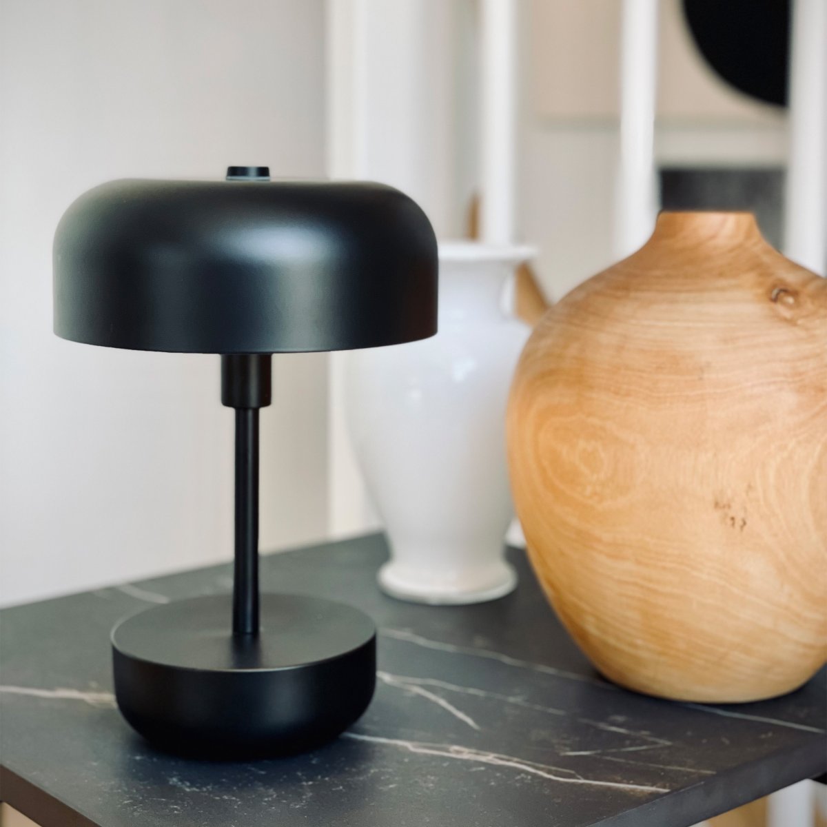 Haipot 25cm Svart bærbar Fra Dyberg Larsen - Haipot er tilgjengelig i flere farger og har en åpen skjerm som fremhever fargen på basen, og skaper et vakkert skyggespill når mørket faller på.