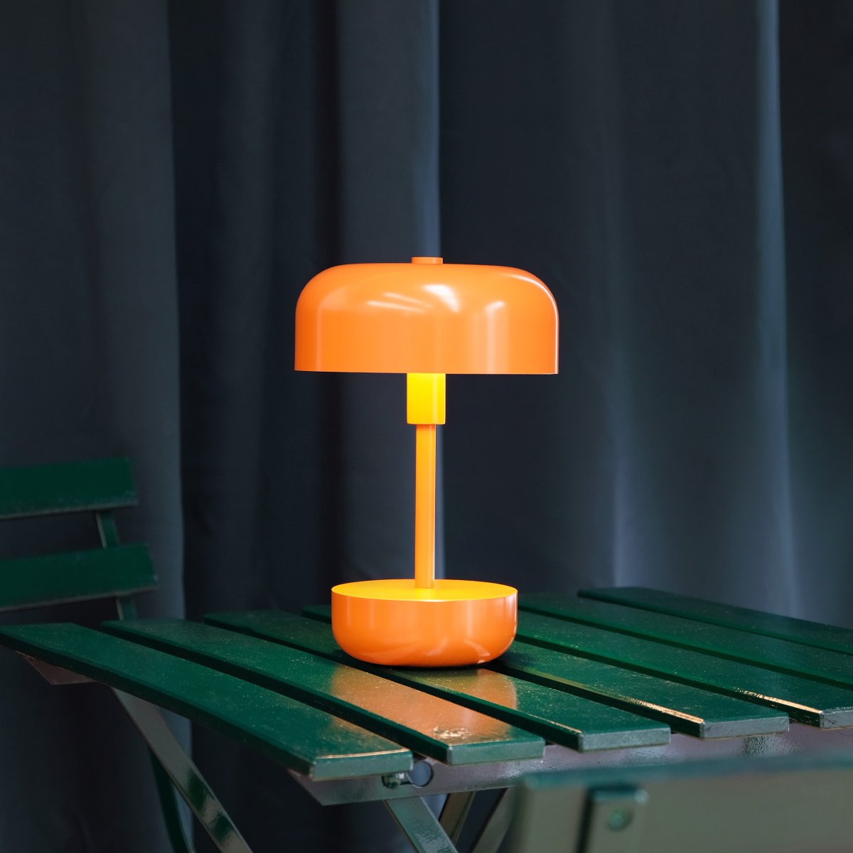 Haipot 25cm Oransje bærbar Fra Dyberg Larsen - Haipot er tilgjengelig i flere farger og har en åpen skjerm som fremhever fargen på basen, og skaper et vakkert skyggespill når mørket faller på.