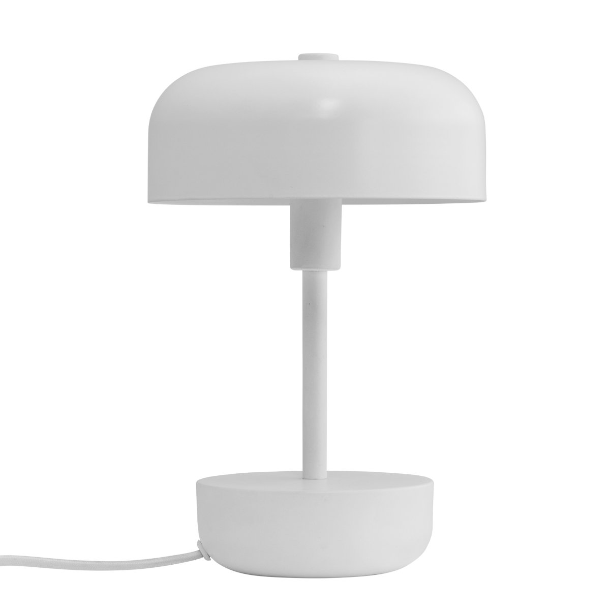 Haipot 25cm Hvit bordlampe Fra Dyberg Larsen - Haipot-serien er tilgjengelig i både stilige og livlige nyanser, og gir en iøynefallende opplevelse og et moderne romtema.