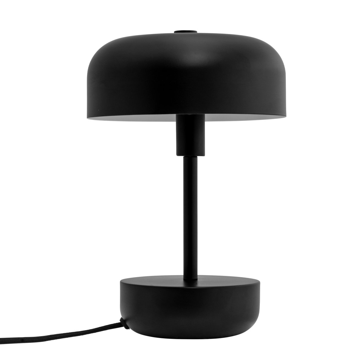 Haipot 25cm Svart bordlampe Fra Dyberg Larsen - Haipot-serien er tilgjengelig i både stilige og levende nyanser, som gir en iøynefallende opplevelse og et moderne romtema.