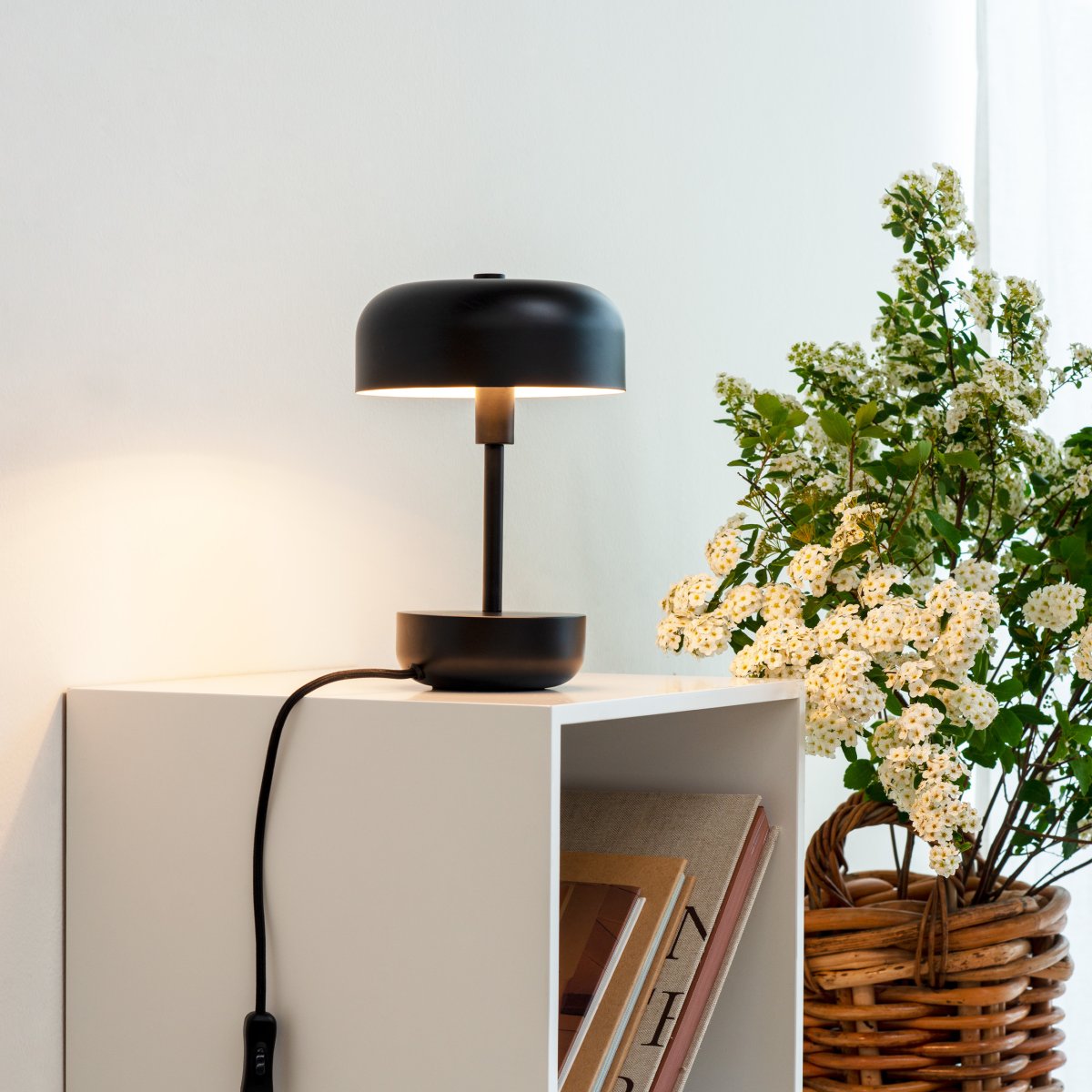 Haipot 25cm Svart bordlampe Fra Dyberg Larsen - Haipot-serien er tilgjengelig i både stilige og levende nyanser, som gir en iøynefallende opplevelse og et moderne romtema.
