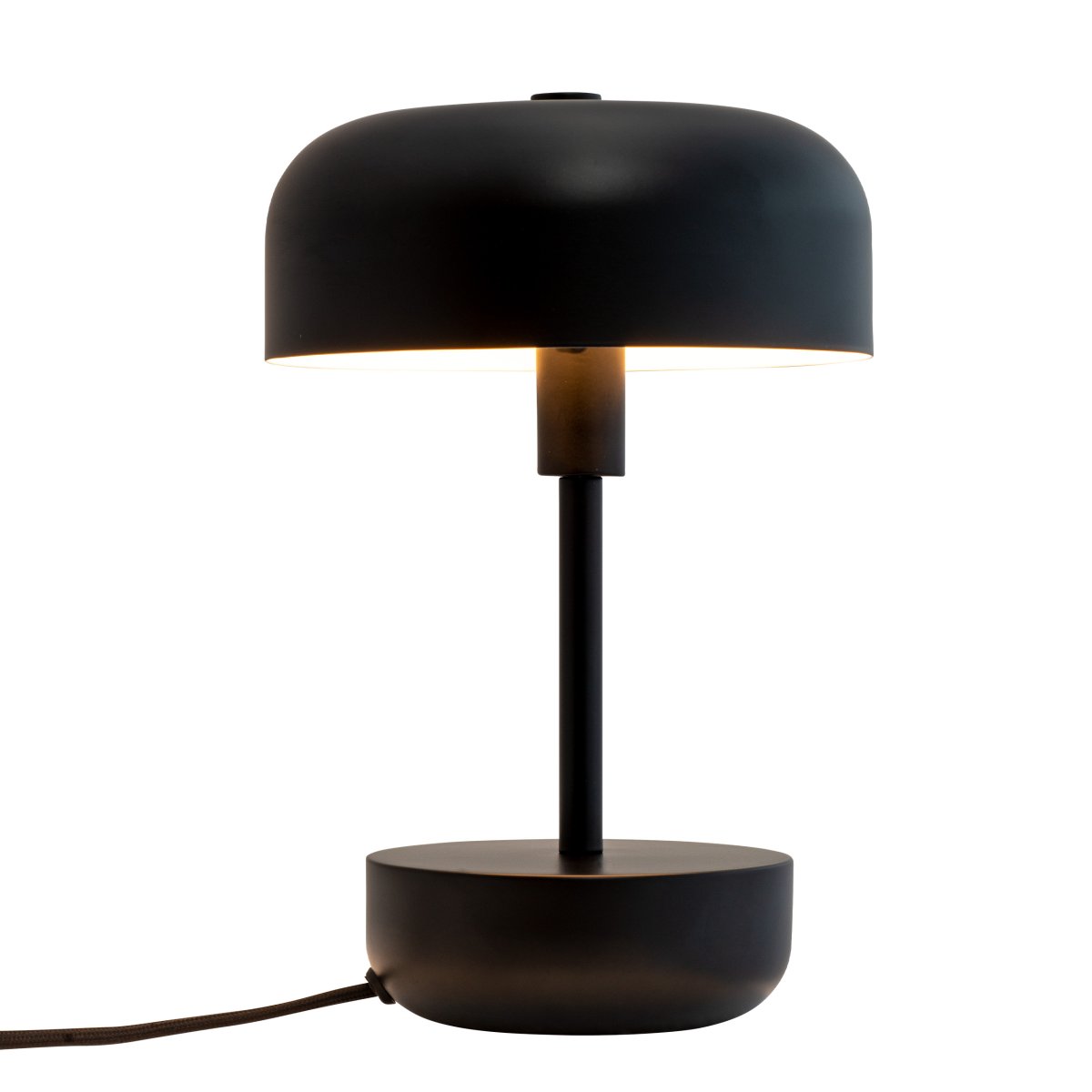 Haipot 25cm Svart bordlampe Fra Dyberg Larsen - Haipot-serien er tilgjengelig i både stilige og levende nyanser, som gir en iøynefallende opplevelse og et moderne romtema.