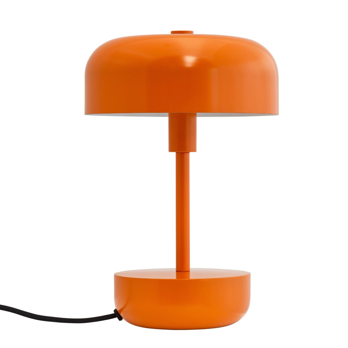 Haipot 25cm Oransje bordlampe Fra Dyberg Larsen - Haipot-serien er tilgjengelig i både stilige og livlige nyanser, og gir en iøynefallende opplevelse og et moderne romtema.