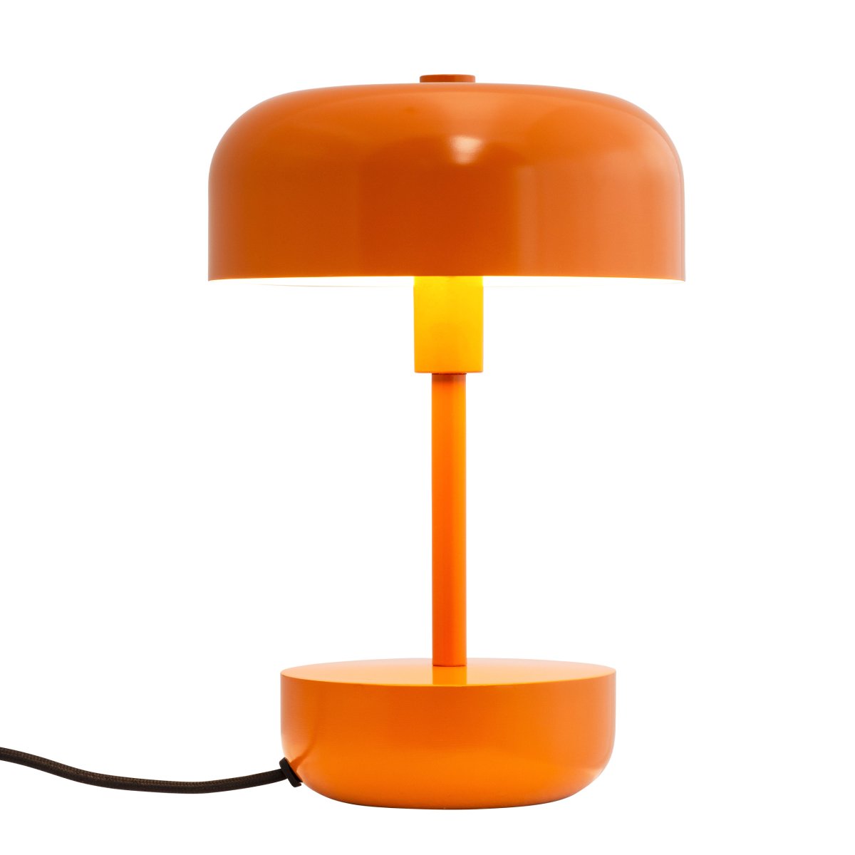 Haipot 25cm Oransje bordlampe Fra Dyberg Larsen - Haipot-serien er tilgjengelig i både stilige og livlige nyanser, og gir en iøynefallende opplevelse og et moderne romtema.