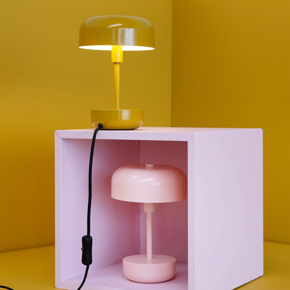 Haipot 25cm Karri bordlampe Fra Dyberg Larsen - Haipot-serien er tilgjengelig i både stilige og livlige nyanser, og gir en iøynefallende opplevelse og et moderne romtema.