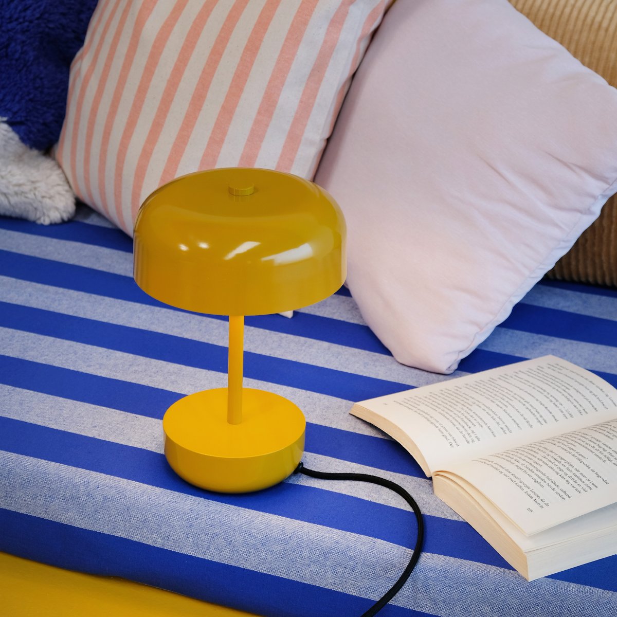 Haipot 25cm Karri bordlampe Fra Dyberg Larsen - Haipot-serien er tilgjengelig i både stilige og livlige nyanser, og gir en iøynefallende opplevelse og et moderne romtema.