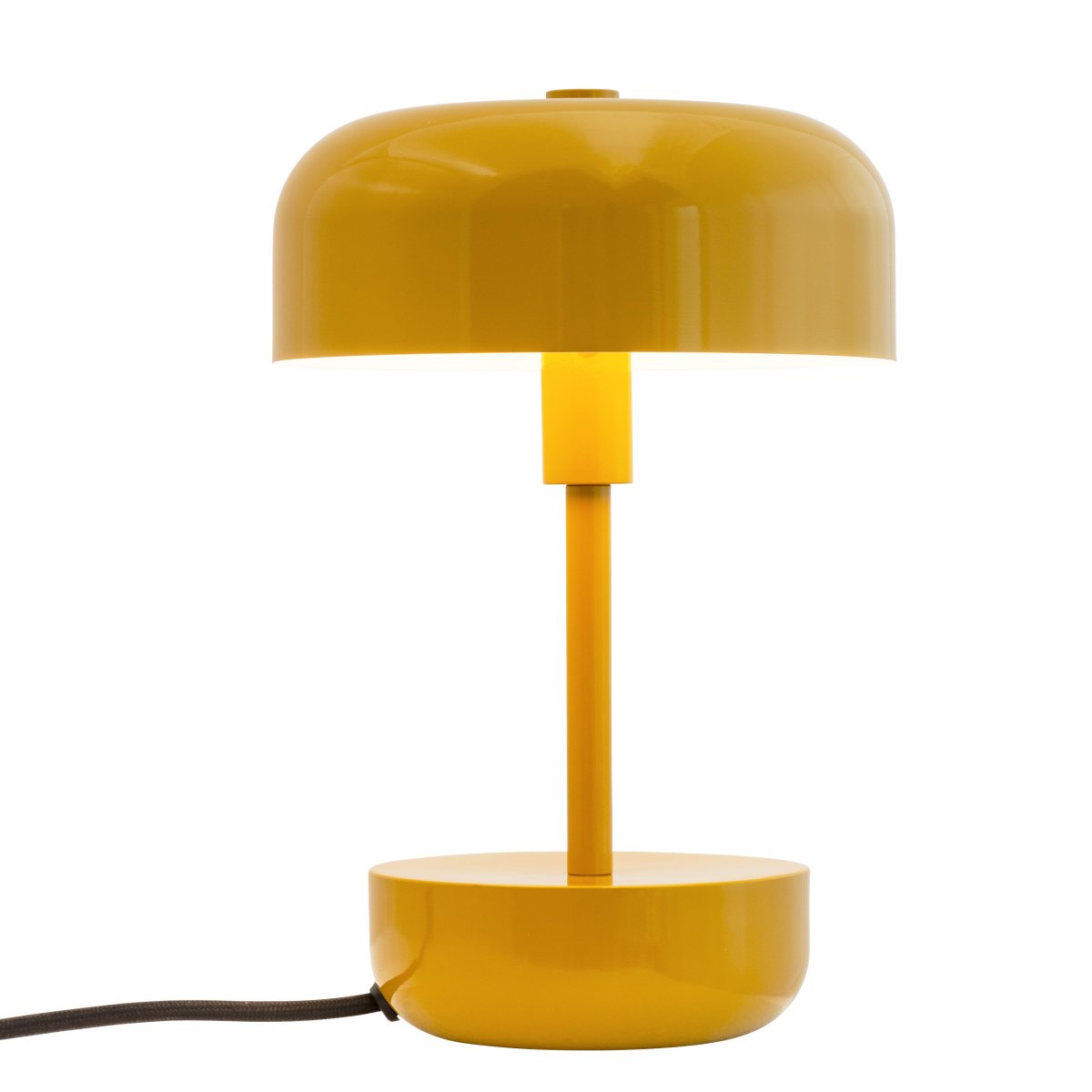 Haipot 25cm Karri bordlampe Fra Dyberg Larsen - Haipot-serien er tilgjengelig i både stilige og livlige nyanser, og gir en iøynefallende opplevelse og et moderne romtema.