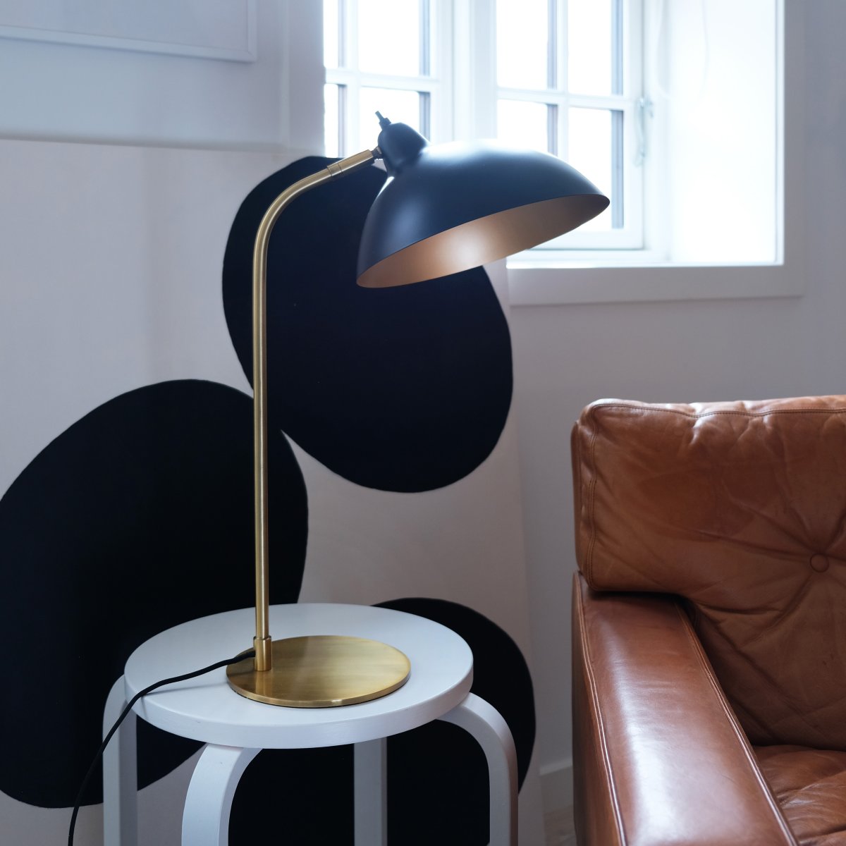 Futura 55cm Messing bordlampe Fra Dyberg Larsen - Den svarte overflaten og den antikkfargede innsiden av skjermen sprer et varmt lys og skaper en koselig atmosf&aelig;re i hjemmet.