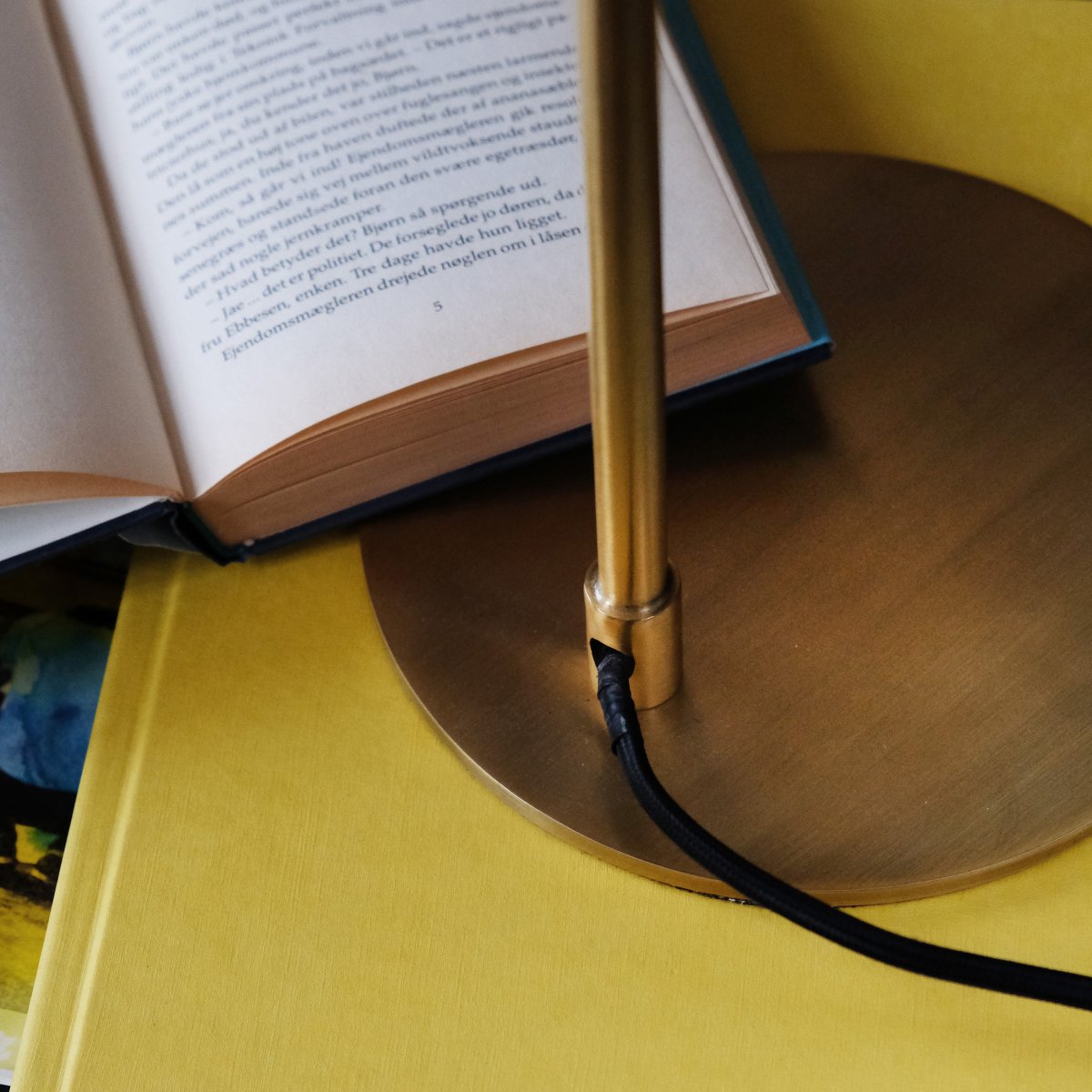 Futura 55cm Messing bordlampe Fra Dyberg Larsen - Den svarte overflaten og den antikkfargede innsiden av skjermen sprer et varmt lys og skaper en koselig atmosf&aelig;re i hjemmet.
