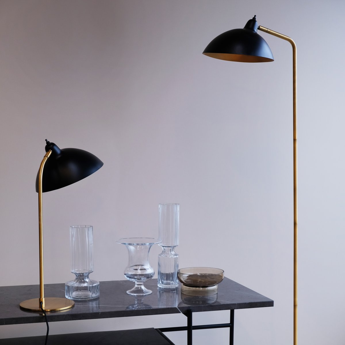 Futura 55cm Messing bordlampe Fra Dyberg Larsen - Den svarte overflaten og den antikkfargede innsiden av skjermen sprer et varmt lys og skaper en koselig atmosf&aelig;re i hjemmet.