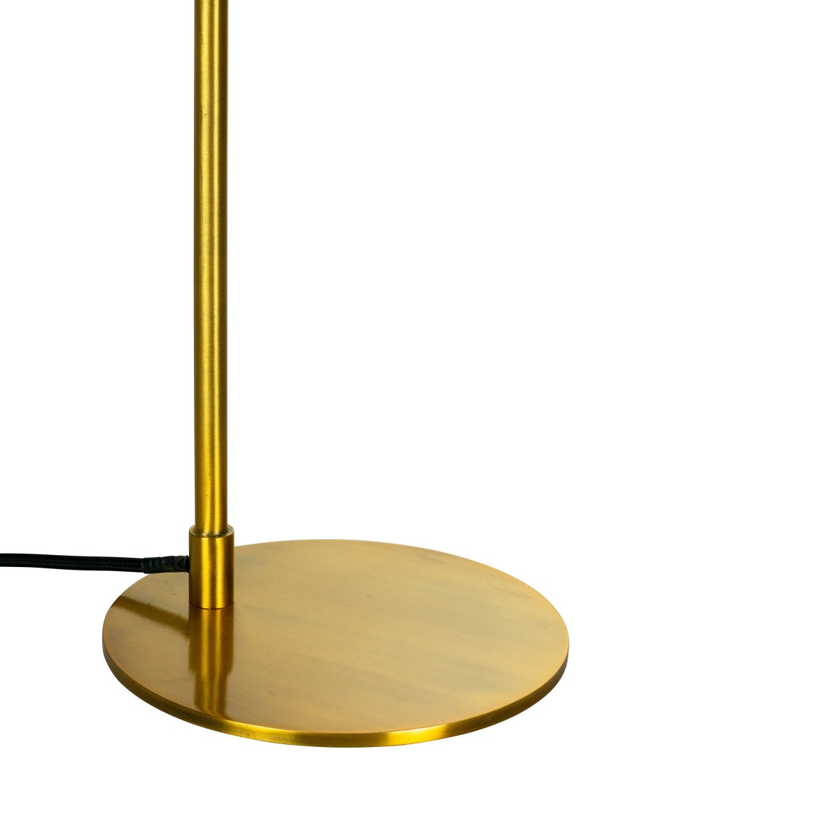 Futura 55cm Messing bordlampe Fra Dyberg Larsen - Den svarte overflaten og den antikkfargede innsiden av skjermen sprer et varmt lys og skaper en koselig atmosf&aelig;re i hjemmet.