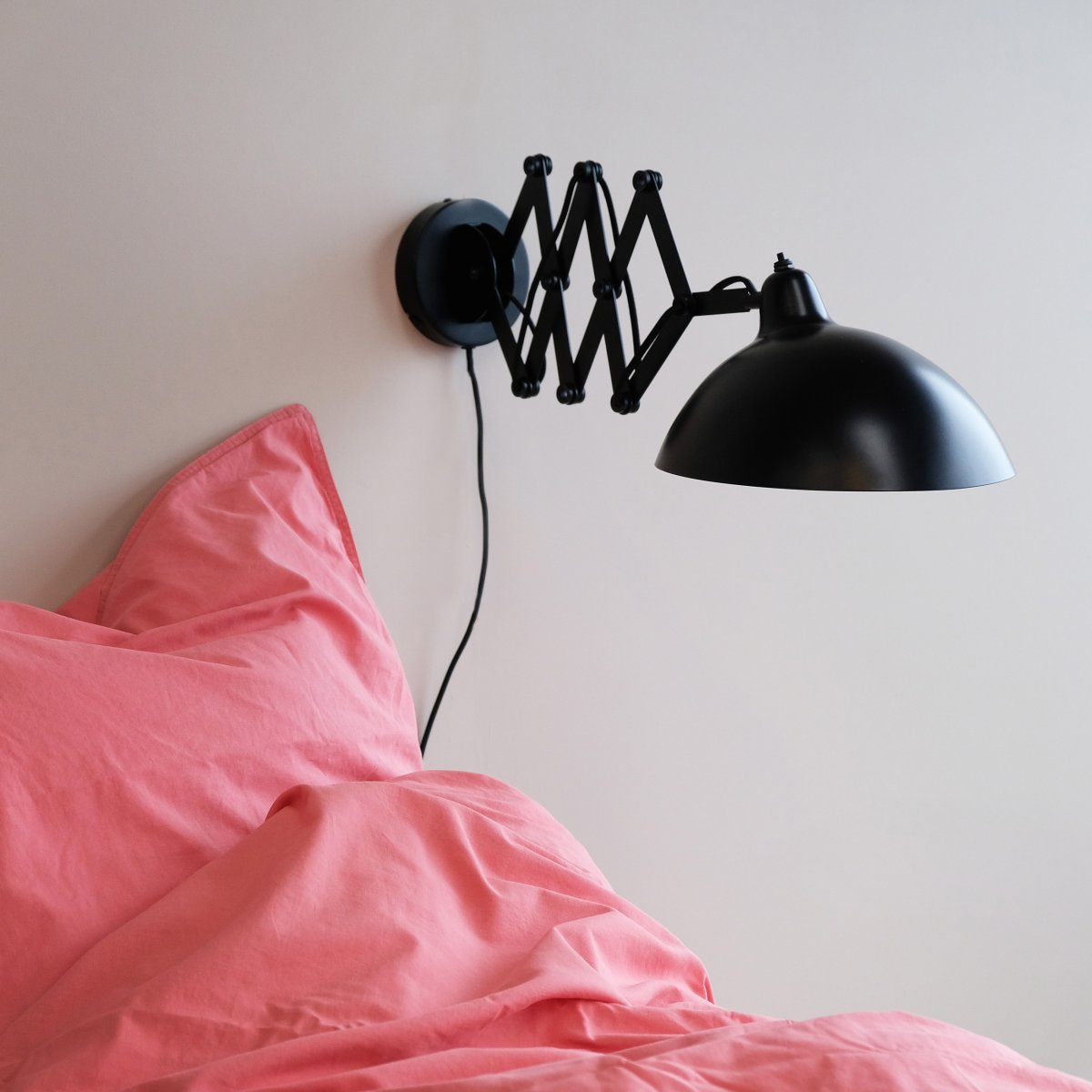 Futura 60cm Svart vegglampe Fra Dyberg Larsen - Futura passer perfekt som leselampe på soverom og stue med sin vinklede skjerm og uttrekkbare arm eller p&aring; andre steder som trenger stilig belysning.