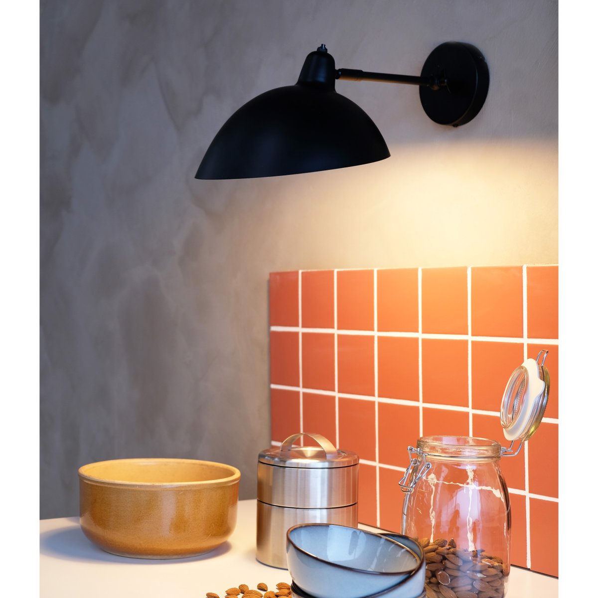 Futura 43cm Svart vegglampe Fra Dyberg Larsen - Futura passer perfekt som leselampe på soverommet og stuen med sin vinklede skjerm eller på; andre steder som trenger stilig belysning.