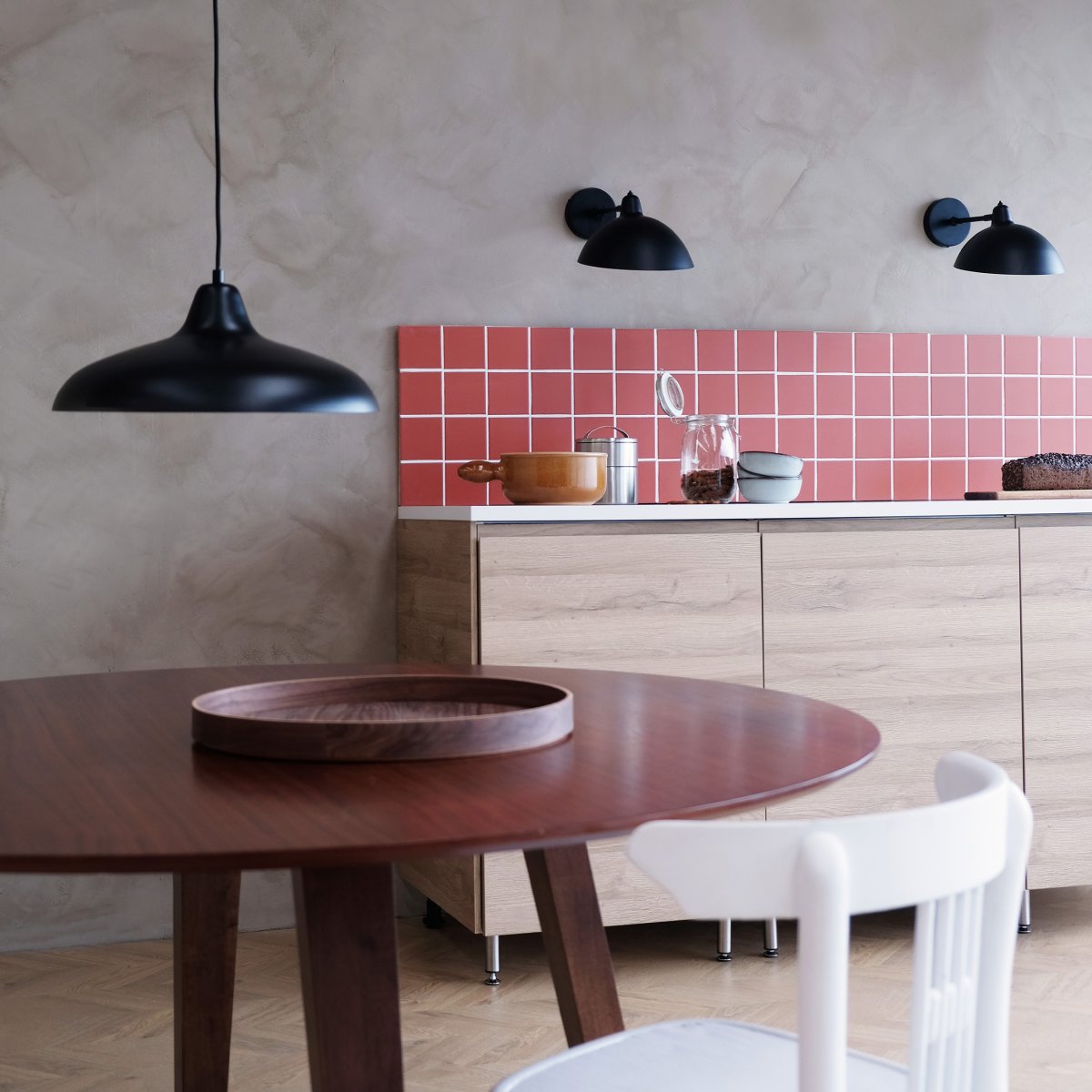 Futura 43cm Svart vegglampe Fra Dyberg Larsen - Futura passer perfekt som leselampe på soverommet og stuen med sin vinklede skjerm eller på; andre steder som trenger stilig belysning.