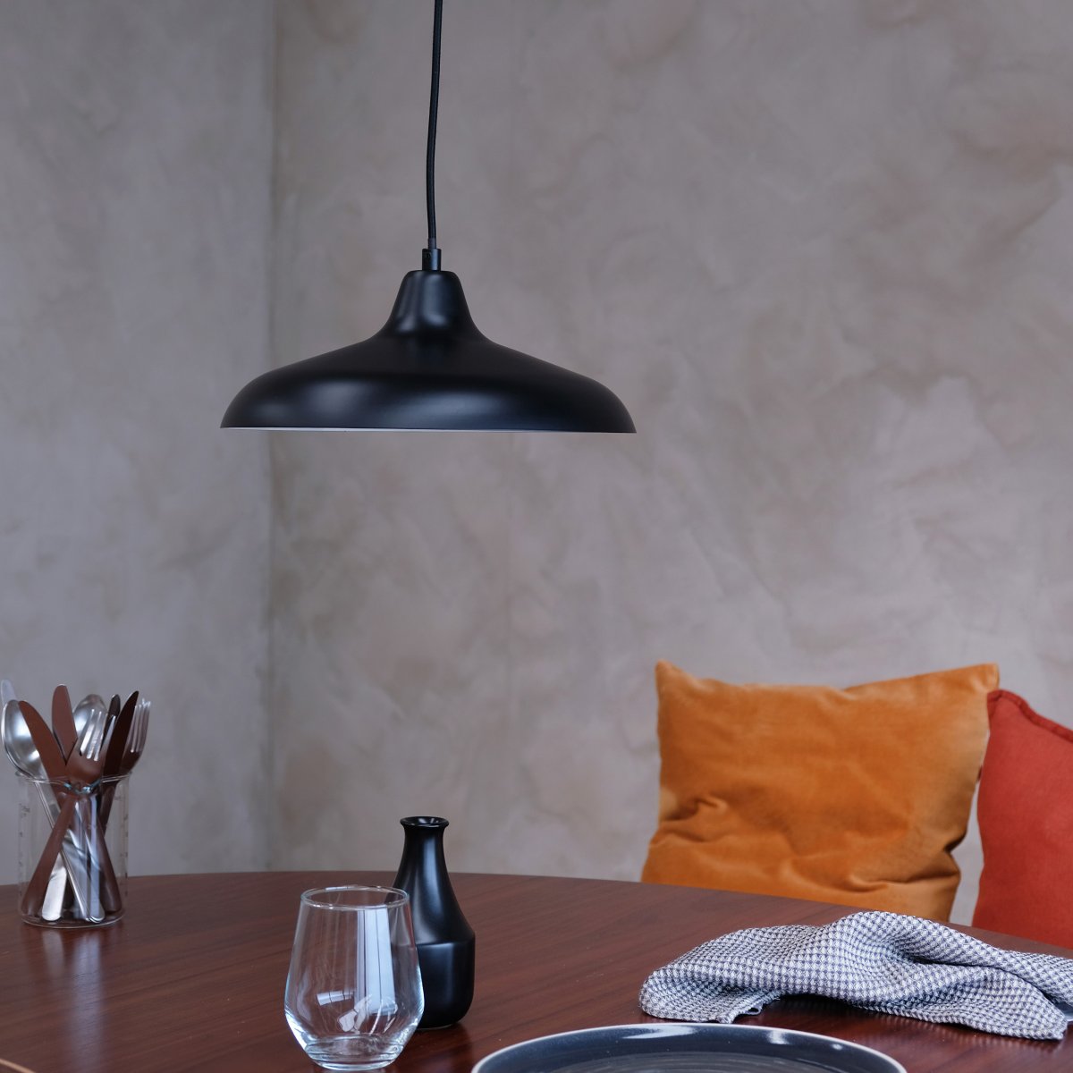 Futura Ø30 Svart Taklampe Fra Dyberg Larsen - Futura taklampe fra Dyberg Larsen har en vakker form og klassisk design.