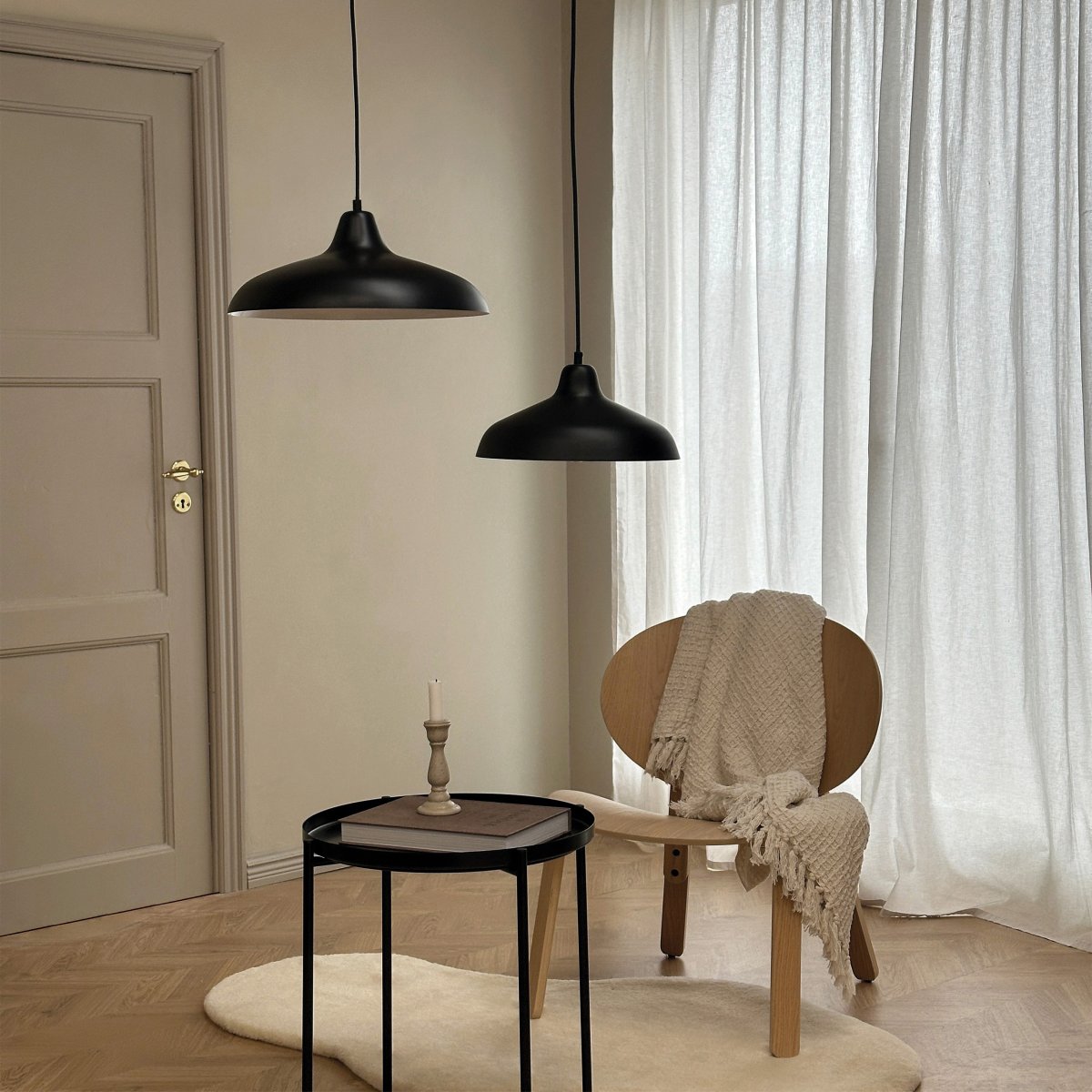 Futura Ø30 Svart Taklampe Fra Dyberg Larsen - Futura taklampe fra Dyberg Larsen har en vakker form og klassisk design.