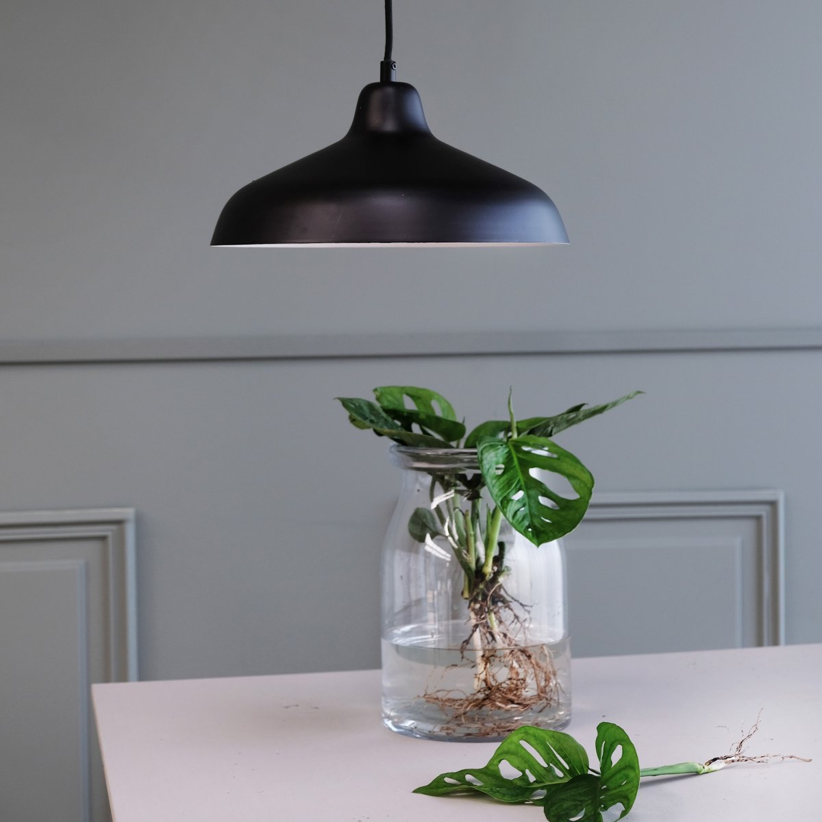 Futura Ø40 Svart Taklampe Fra Dyberg Larsen - Futura taklampe fra Dyberg Larsen har en vakker form og klassisk design.