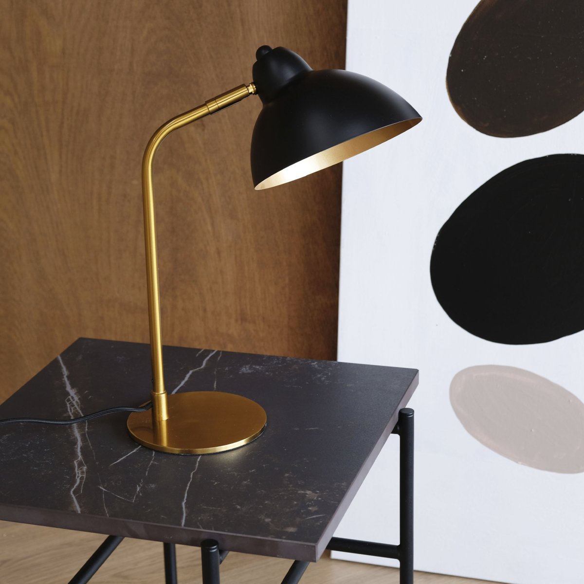 Futura 40cm Messing skrivebordslampe Fra Dyberg Larsen - Futura er en stilig bordlampe i messing og sort, en perfekt kombinasjon av klassisk design og moderne funksjon.