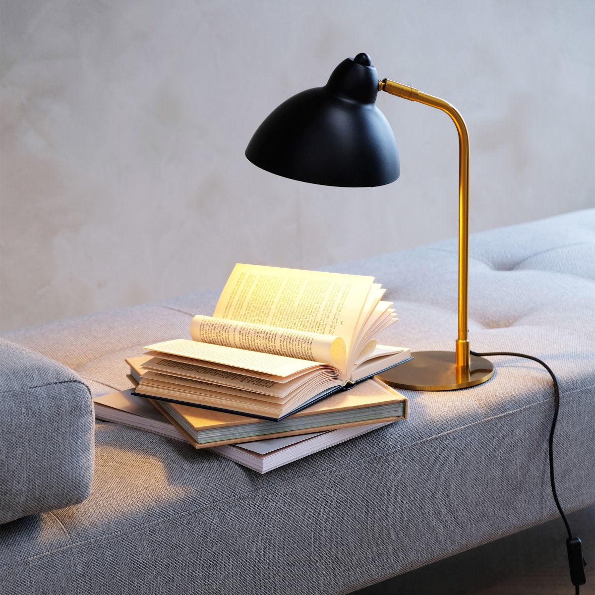 Futura 40cm Messing skrivebordslampe Fra Dyberg Larsen - Futura er en stilig bordlampe i messing og sort, en perfekt kombinasjon av klassisk design og moderne funksjon.