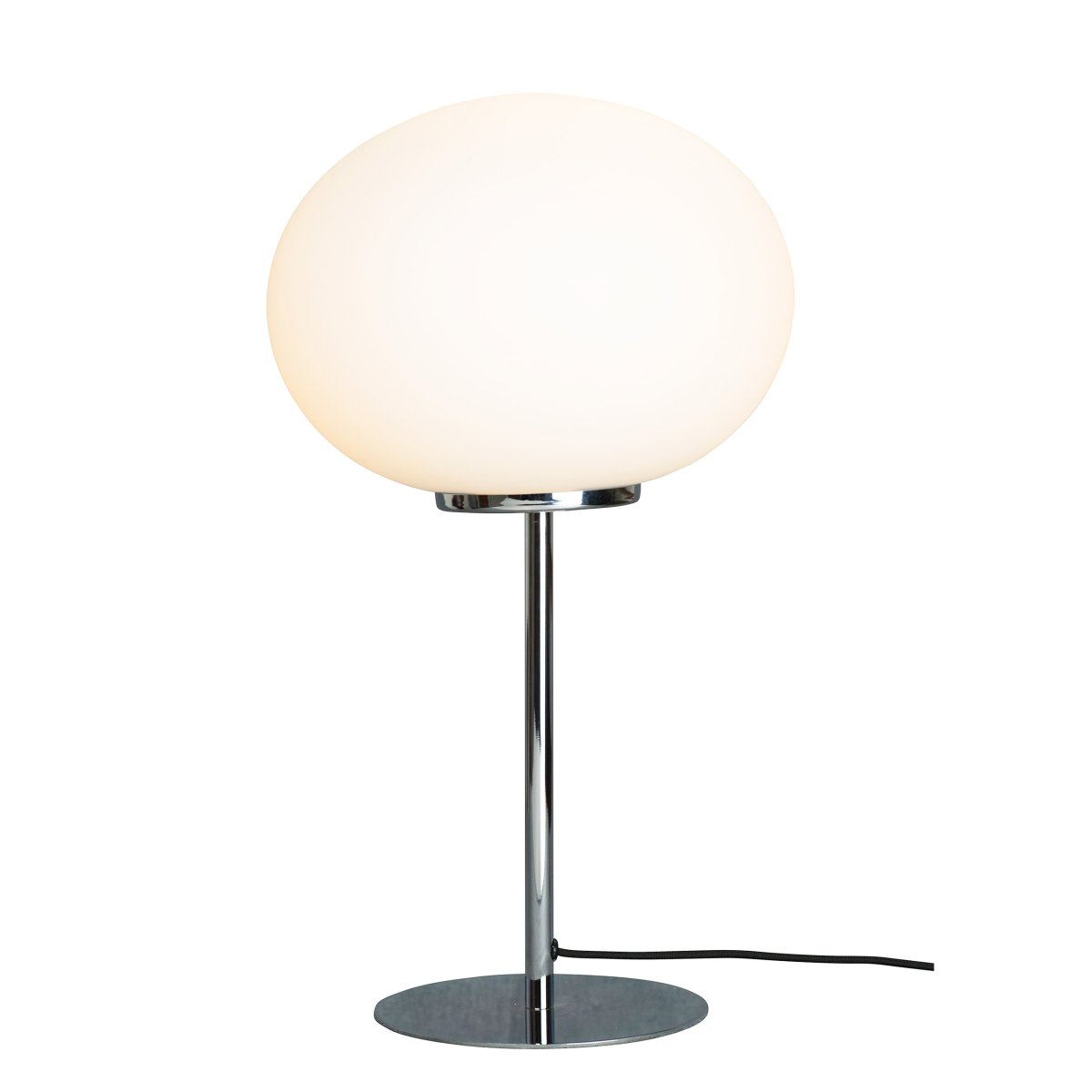 Queen 50cm Krom bordlampe Fra Dyberg Larsen - Queen er en elegant bordlampe i metall med kromfinish.