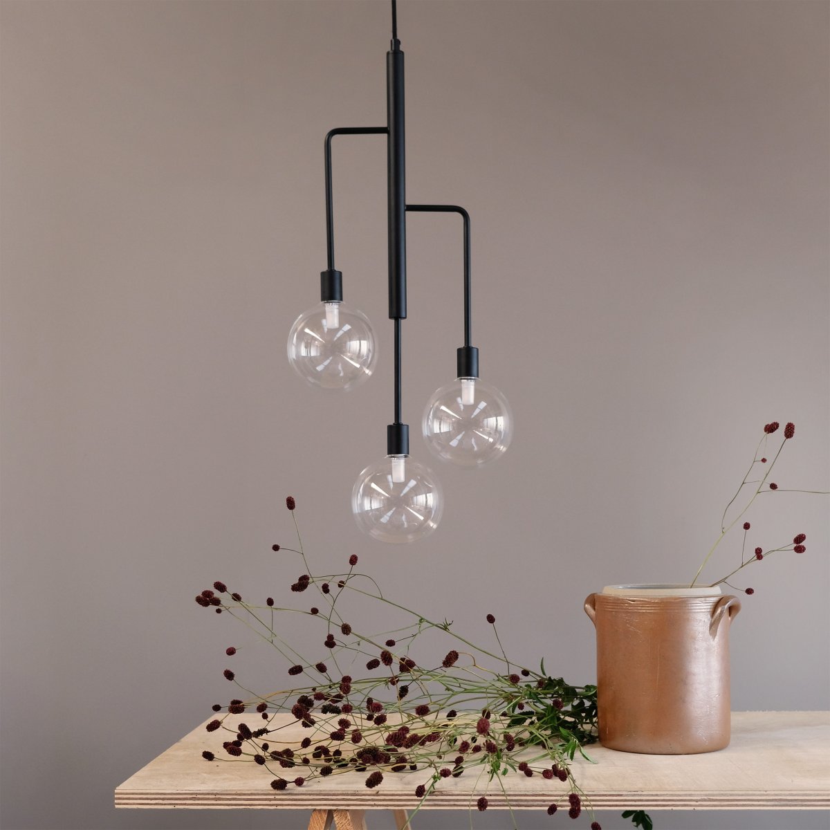 Chester 32cm Svart Taklampe Fra Dyberg Larsen - De tre armene er plassert på samme linje, noe som gjør lampen ideell for å henge over et bord, i et hjørne eller over kjøkkenet.