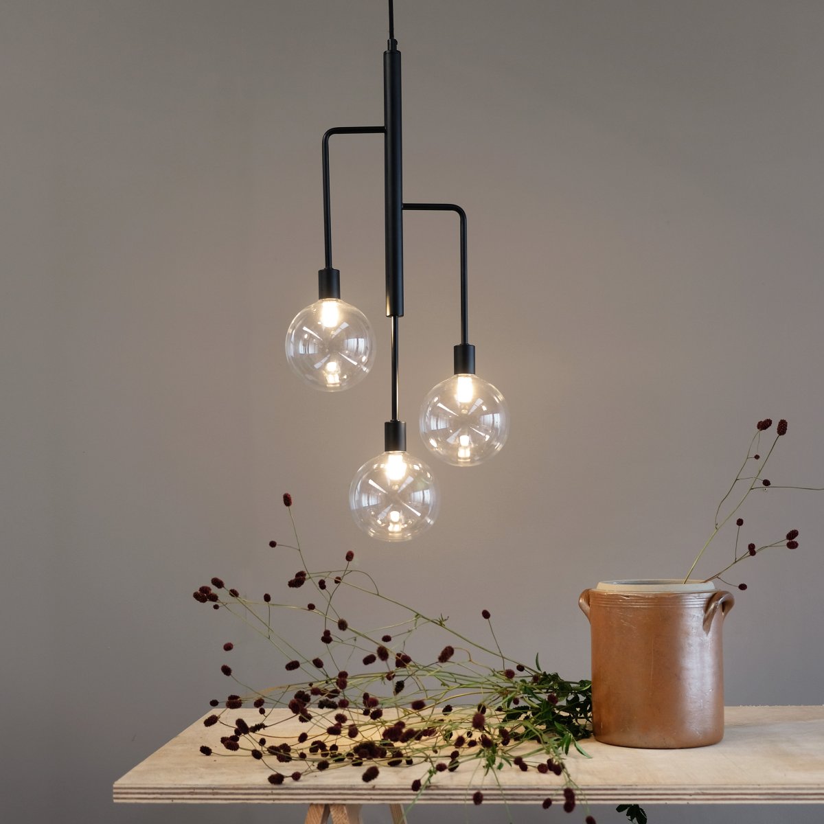 Chester 32cm Svart Taklampe Fra Dyberg Larsen - De tre armene er plassert på samme linje, noe som gjør lampen ideell for å henge over et bord, i et hjørne eller over kjøkkenet.