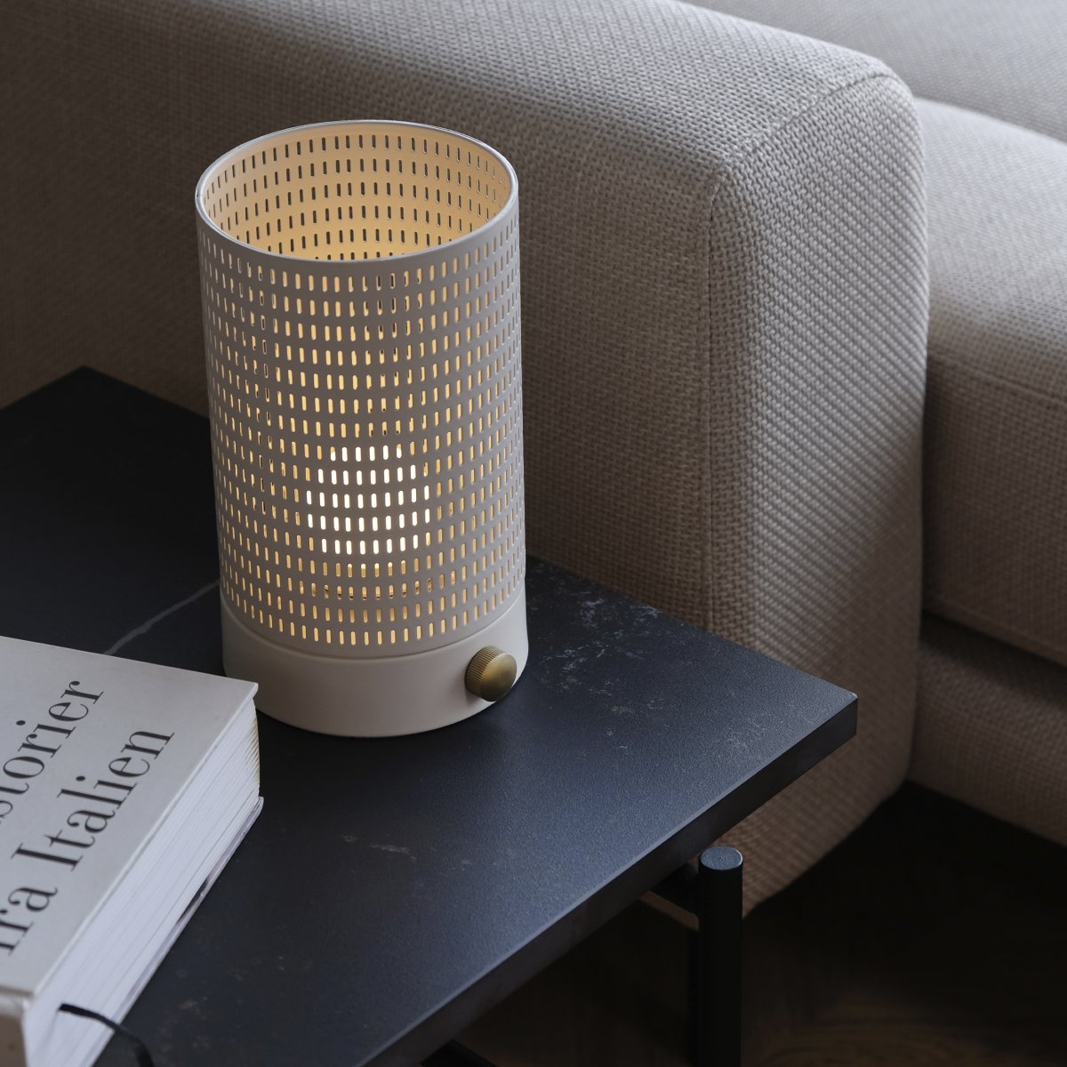 Mesh 20cm Hvit bærbar Fra Dyberg Larsen - Den kan brukes b&aring;de innend&oslash;rs og utend&oslash;rs, og sprer et vakkert lys gjennom sitt elegante metallnett.