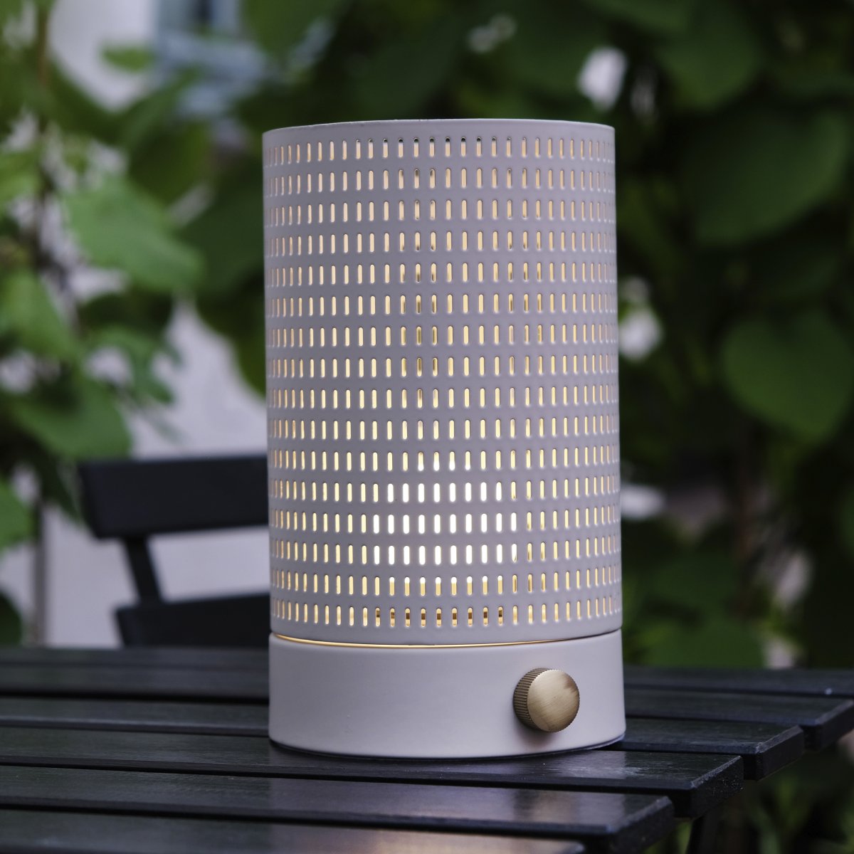 Mesh 20cm Hvit bærbar Fra Dyberg Larsen - Den kan brukes b&aring;de innend&oslash;rs og utend&oslash;rs, og sprer et vakkert lys gjennom sitt elegante metallnett.