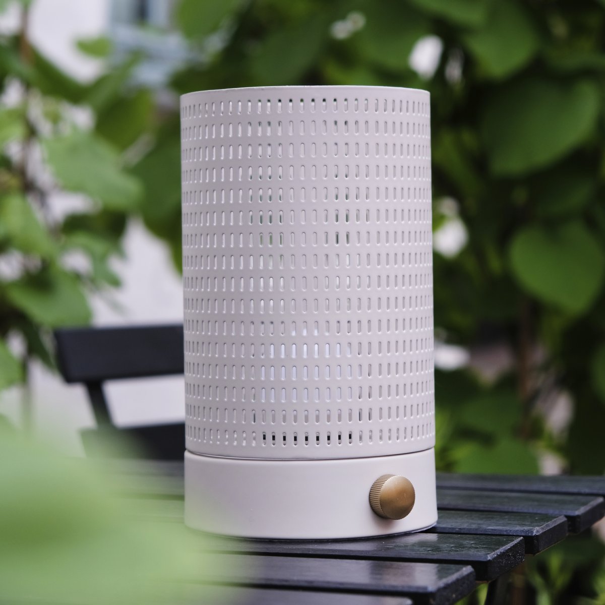 Mesh 20cm Hvit bærbar Fra Dyberg Larsen - Den kan brukes b&aring;de innend&oslash;rs og utend&oslash;rs, og sprer et vakkert lys gjennom sitt elegante metallnett.