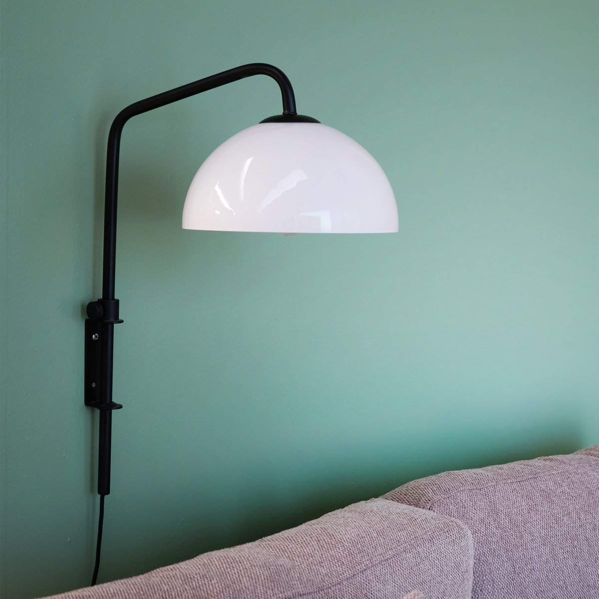 Jazz 43cm Svart vegglampe Fra Dyberg Larsen - Leveres med 1,6m sort tekstilledning med strømbryter.
