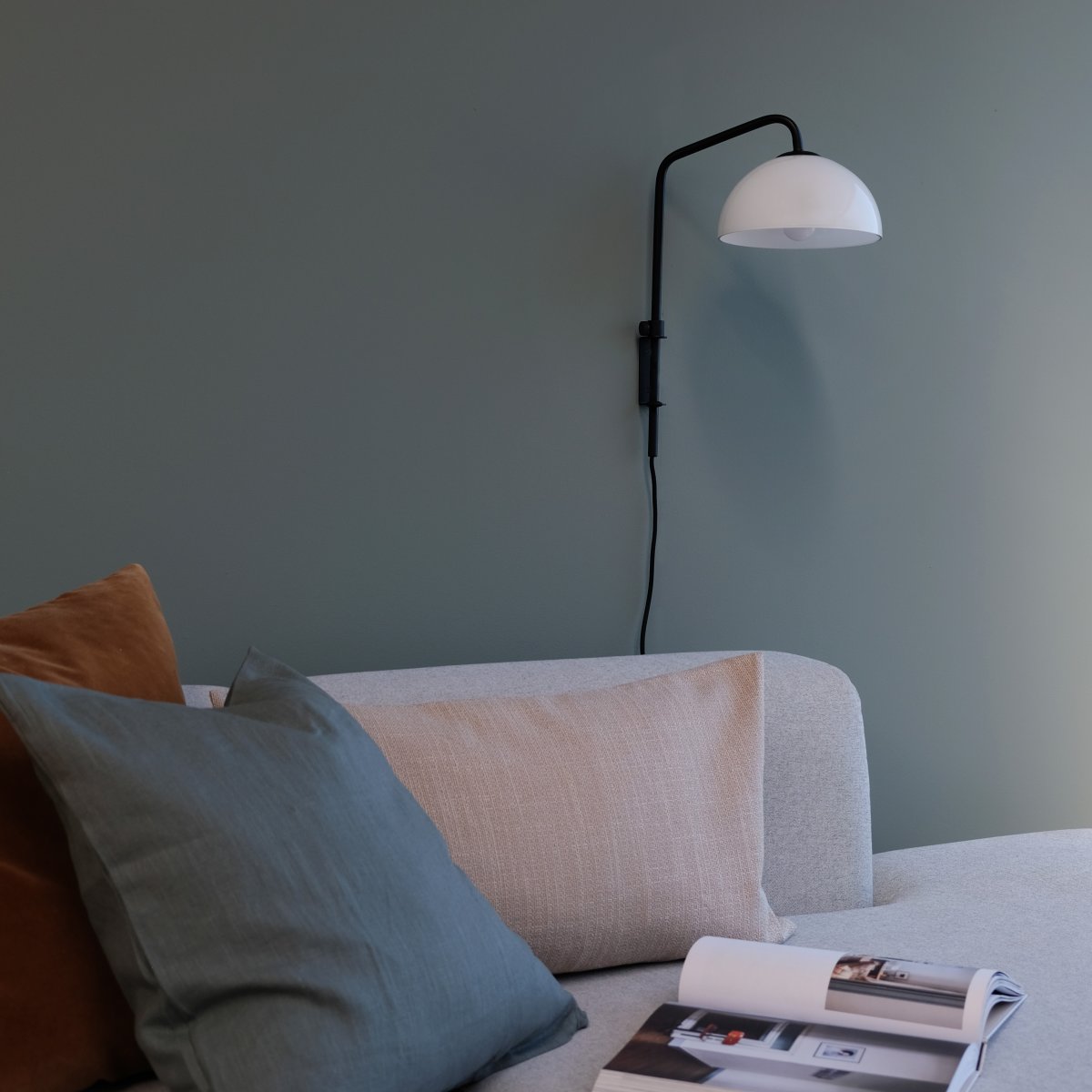 Jazz 43cm Svart vegglampe Fra Dyberg Larsen - Leveres med 1,6m sort tekstilledning med strømbryter.
