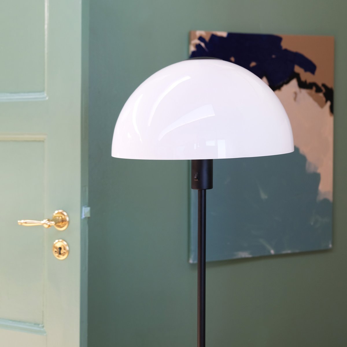 Jazz Svart gulvlampe Fra Dyberg Larsen - Gulvlampe i opalhvitt glass med sokkel i matt sort metall.