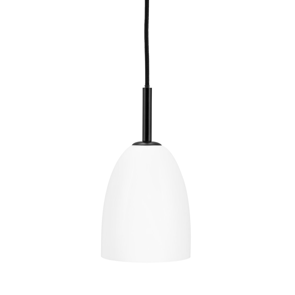 Jazz Ø12 Svart Taklampe Fra Dyberg Larsen - Jazz pendellampe i opalhvitt glass kombinerer en moderne glassskjerm med minimalistisk svart oppheng, og gir et sofistikert preg til ethvert interiør.