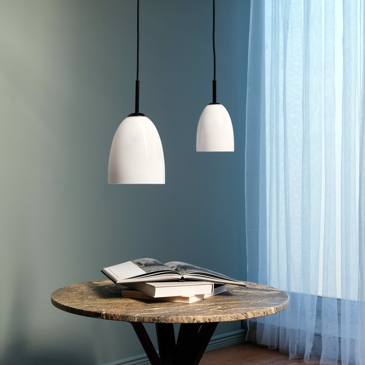 Jazz Ø12 Svart Taklampe Fra Dyberg Larsen - Jazz pendellampe i opalhvitt glass kombinerer en moderne glassskjerm med minimalistisk svart oppheng, og gir et sofistikert preg til ethvert interiør.