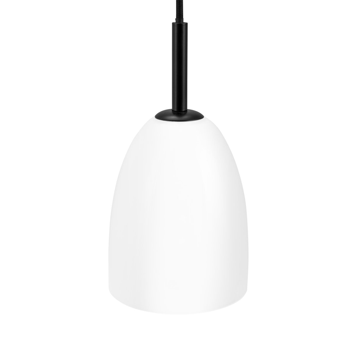 Jazz Ø12 Svart Taklampe Fra Dyberg Larsen - Jazz pendellampe i opalhvitt glass kombinerer en moderne glassskjerm med minimalistisk svart oppheng, og gir et sofistikert preg til ethvert interiør.