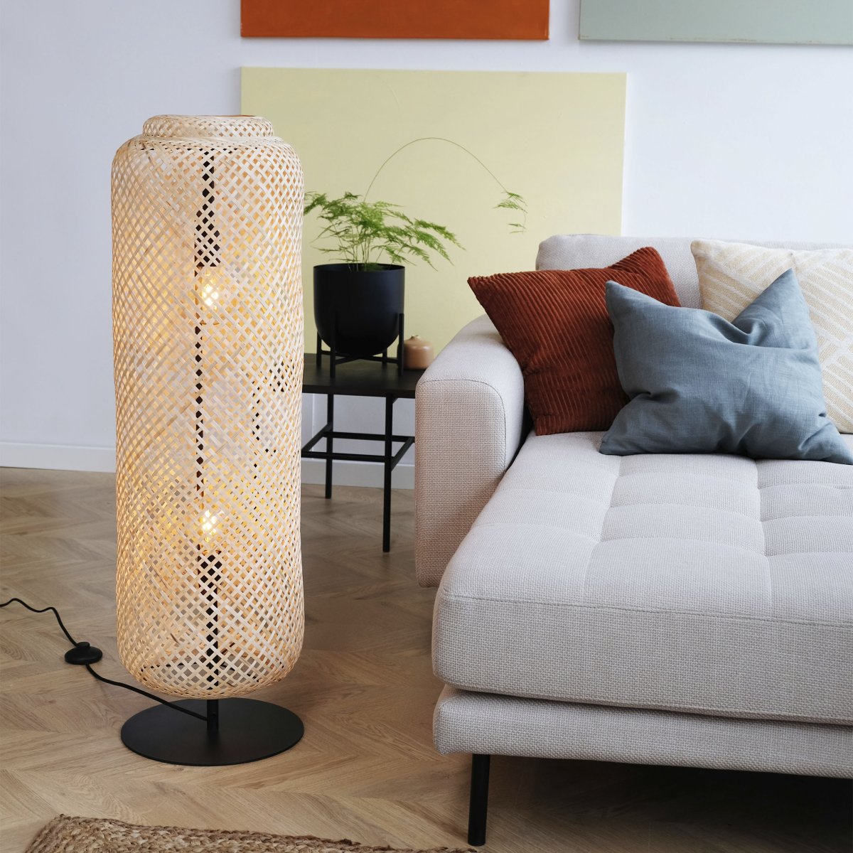 Boom Natur gulvlampe Fra Dyberg Larsen - Boom gulvlampe fra Dyberg Larsen er en vakker, håndvevd lampe i bambus og naturlig farge som skaper et varmt og innbydende lys.