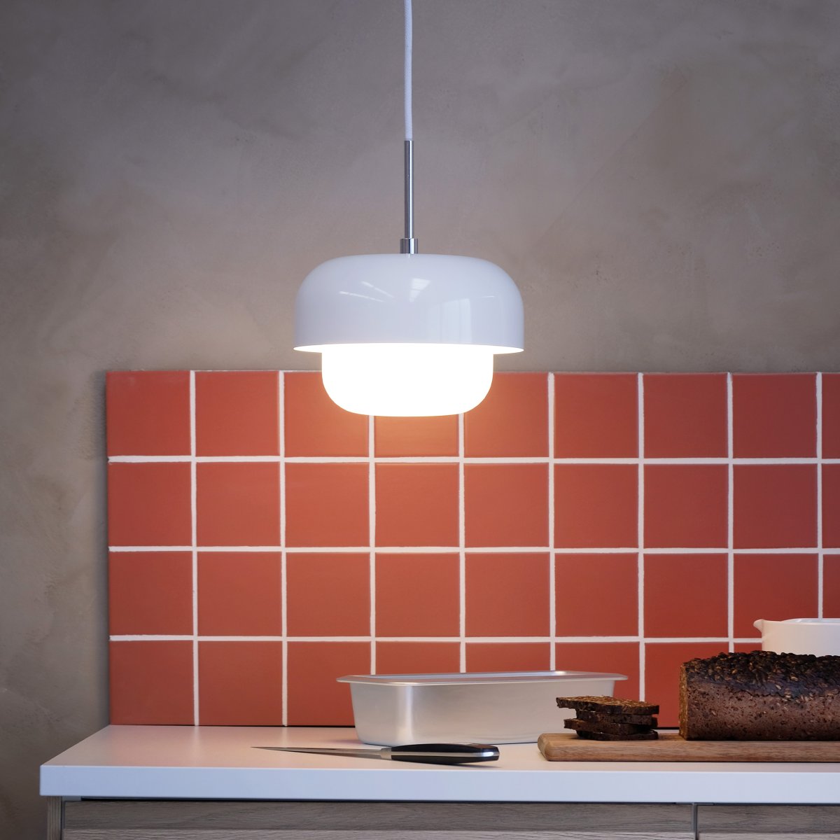 Haipot Ø23 Hvit Taklampe Fra Dyberg Larsen - Haipot-lampen har en elegant lampeskjerm i opalt glass og en hvit metallskjerm.