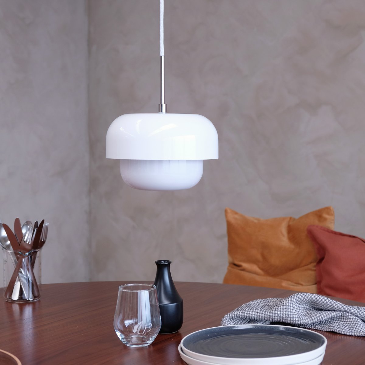 Haipot Ø23 Hvit Taklampe Fra Dyberg Larsen - Haipot-lampen har en elegant lampeskjerm i opalt glass og en hvit metallskjerm.