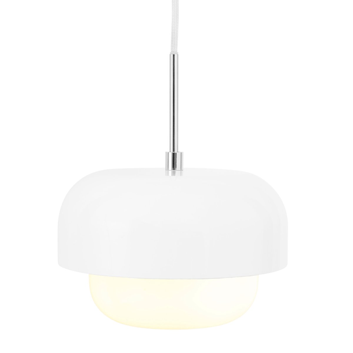 Haipot Ø23 Hvit Taklampe Fra Dyberg Larsen - Haipot-lampen har en elegant lampeskjerm i opalt glass og en hvit metallskjerm.
