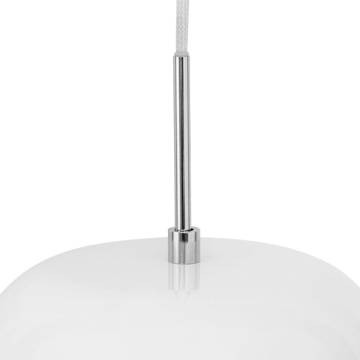Haipot Ø23 Hvit Taklampe Fra Dyberg Larsen - Haipot-lampen har en elegant lampeskjerm i opalt glass og en hvit metallskjerm.