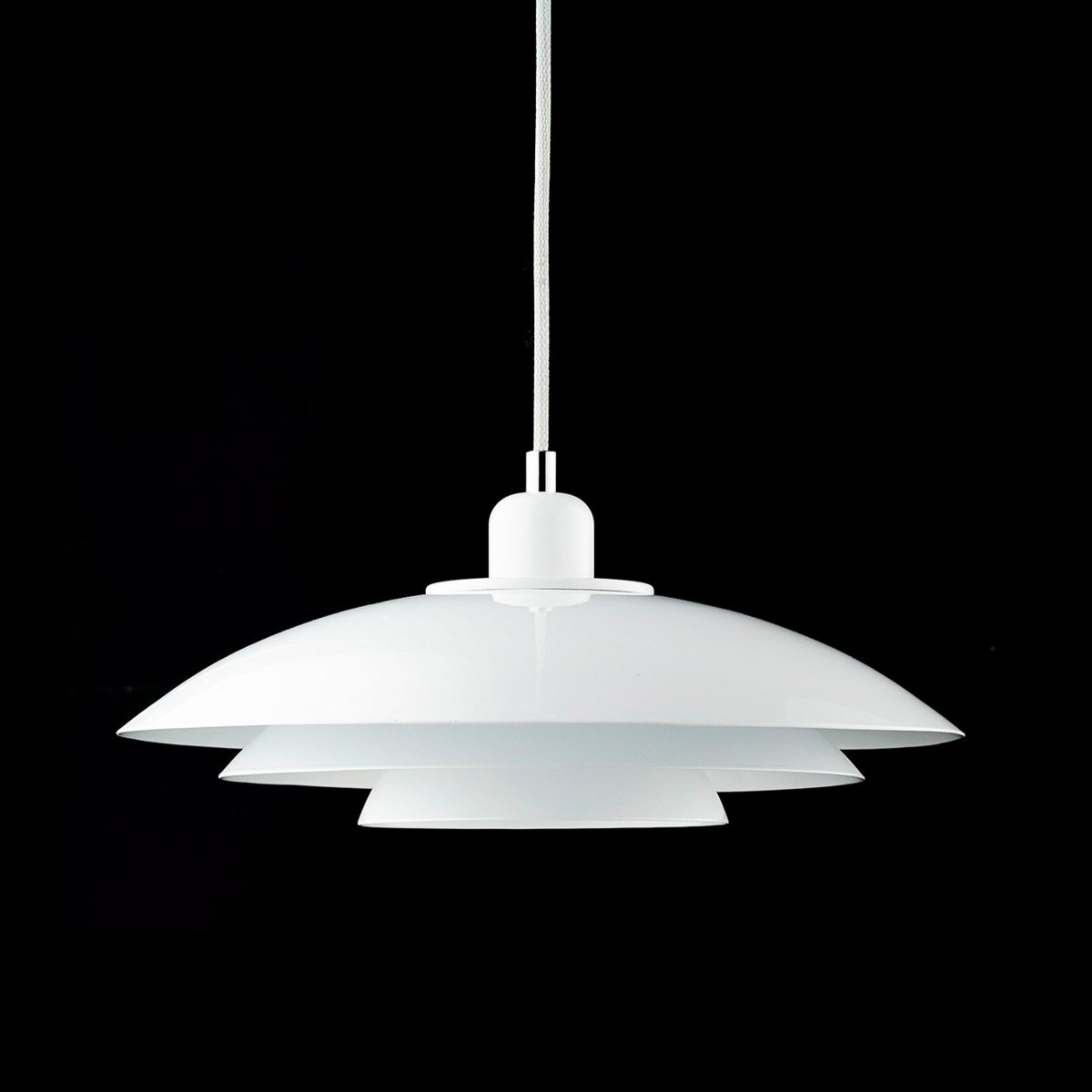 Kaje Ø40 Hvit Taklampe Fra Dyberg Larsen - Den passer inn i ethvert hjem og gir et behagelig og funksjonelt lys.