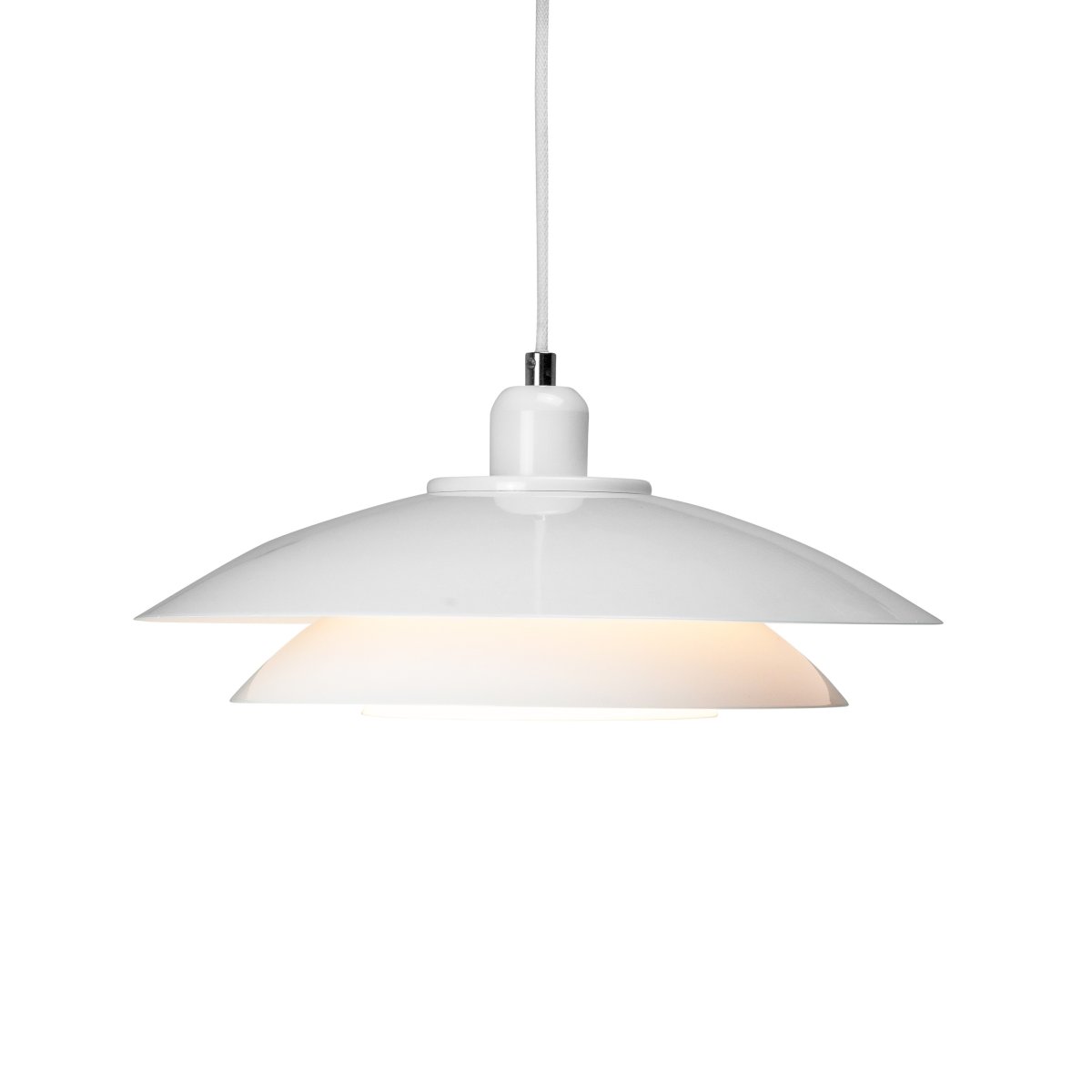 Kaje Ø40 Hvit Taklampe Fra Dyberg Larsen - Den passer inn i ethvert hjem og gir et behagelig og funksjonelt lys.