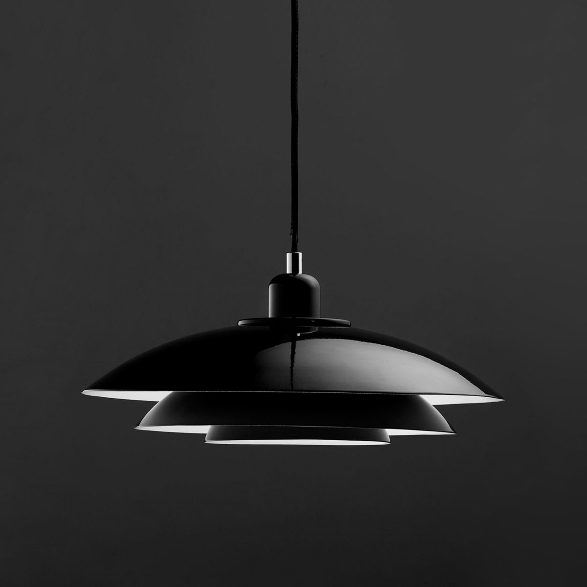 Kaje Ø40 Svart Taklampe Fra Dyberg Larsen - Den passer inn i ethvert hjem og gir et behagelig og funksjonelt lys.