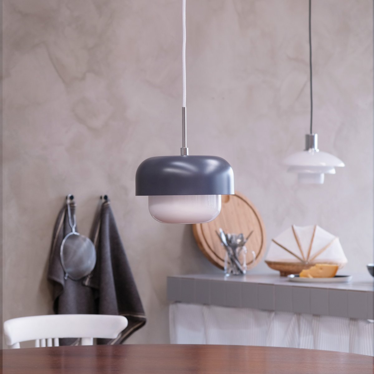 Haipot Ø23 Mørk grå Taklampe Fra Dyberg Larsen - Haipot-lampen har en elegant lampeskjerm i opalt glass og en dempet grå; metallskjerm.