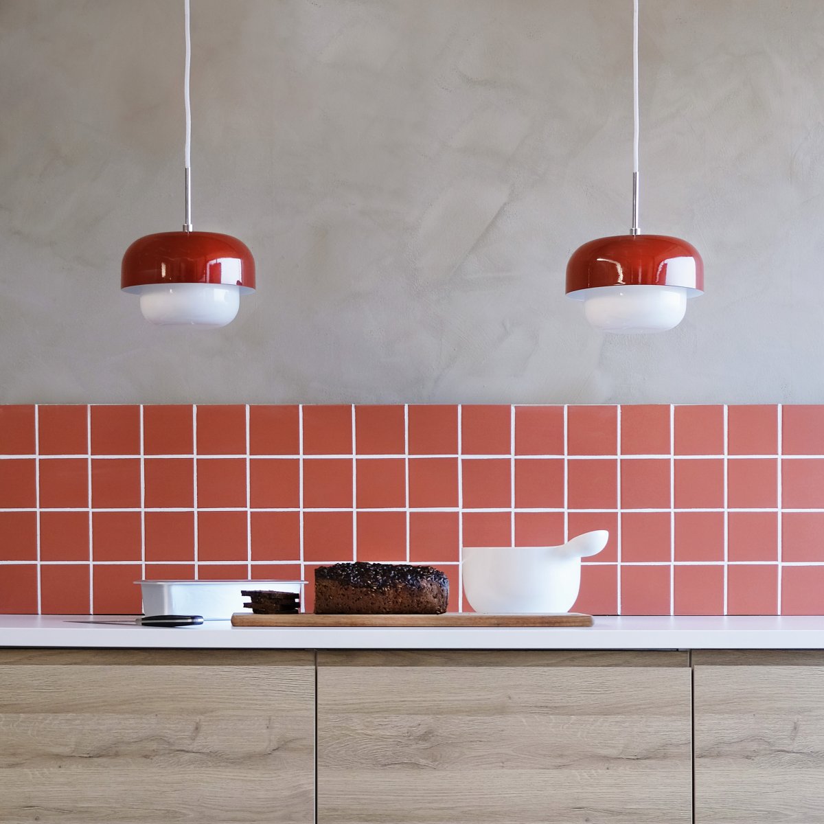 Haipot Ø23 Mørk rød Taklampe Fra Dyberg Larsen - Haipot-lampen har en elegant lampeskjerm i opalt glass og en dempet rød metallskjerm.