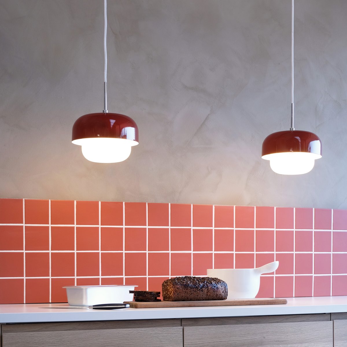 Haipot Ø23 Mørk rød Taklampe Fra Dyberg Larsen - Haipot-lampen har en elegant lampeskjerm i opalt glass og en dempet rød metallskjerm.