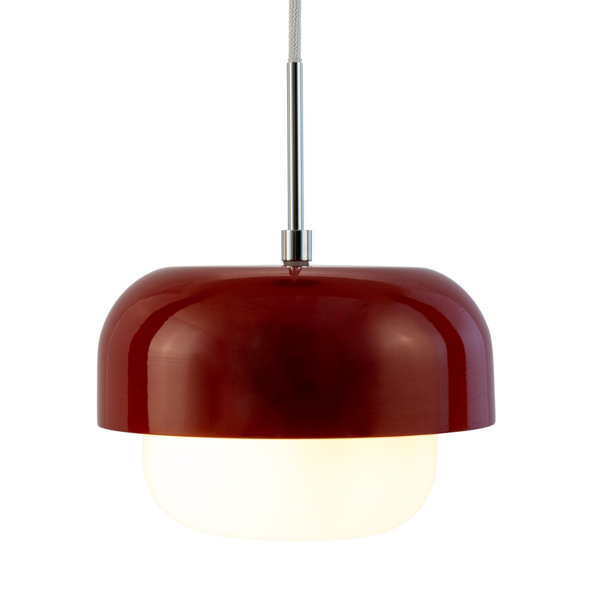 Haipot Ø23 Mørk rød Taklampe Fra Dyberg Larsen - Haipot-lampen har en elegant lampeskjerm i opalt glass og en dempet rød metallskjerm.