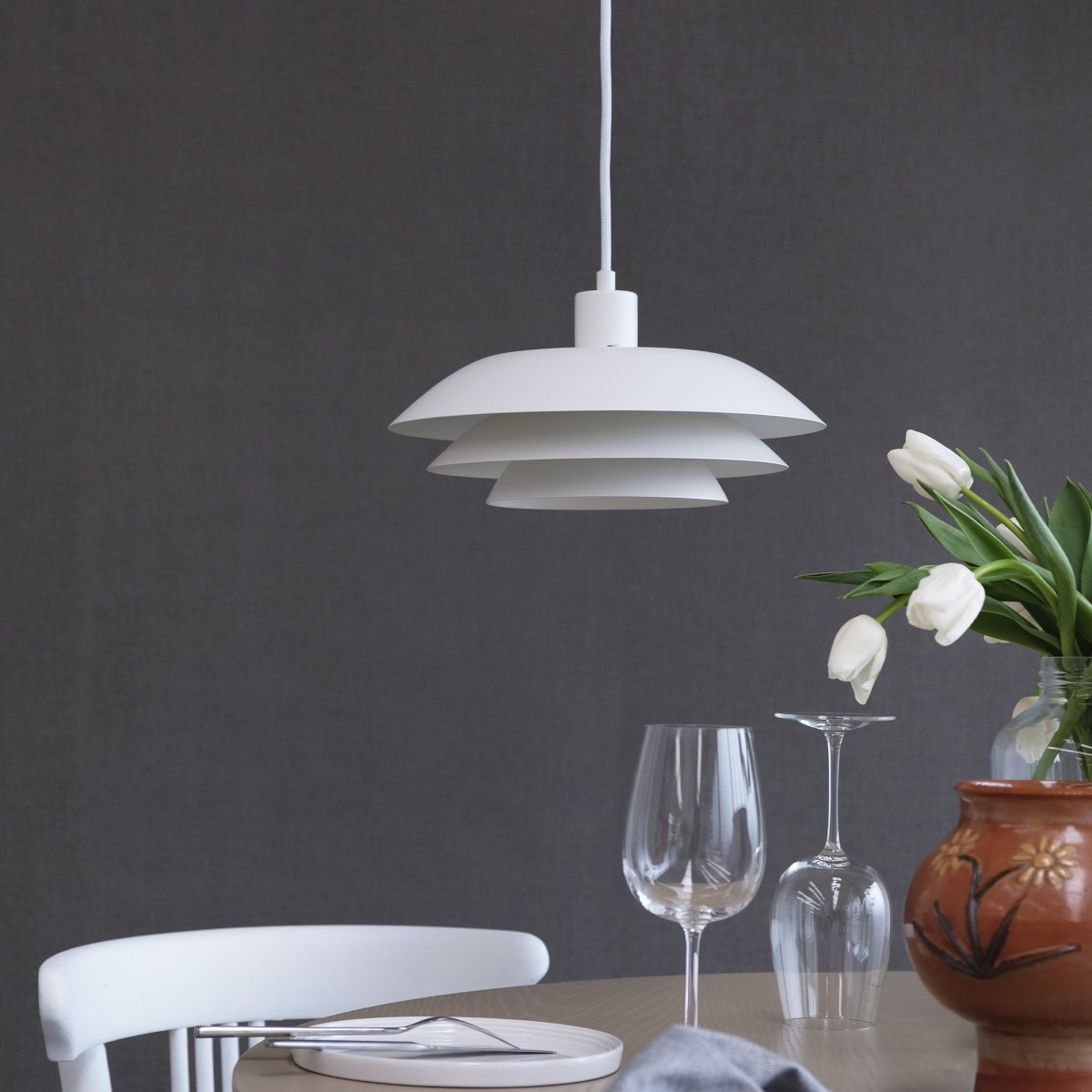 DL31 Ø31 Hvit Taklampe Fra Dyberg Larsen - DL31-anhenget har en klassisk stil inspirert av rene og enkle linjer.